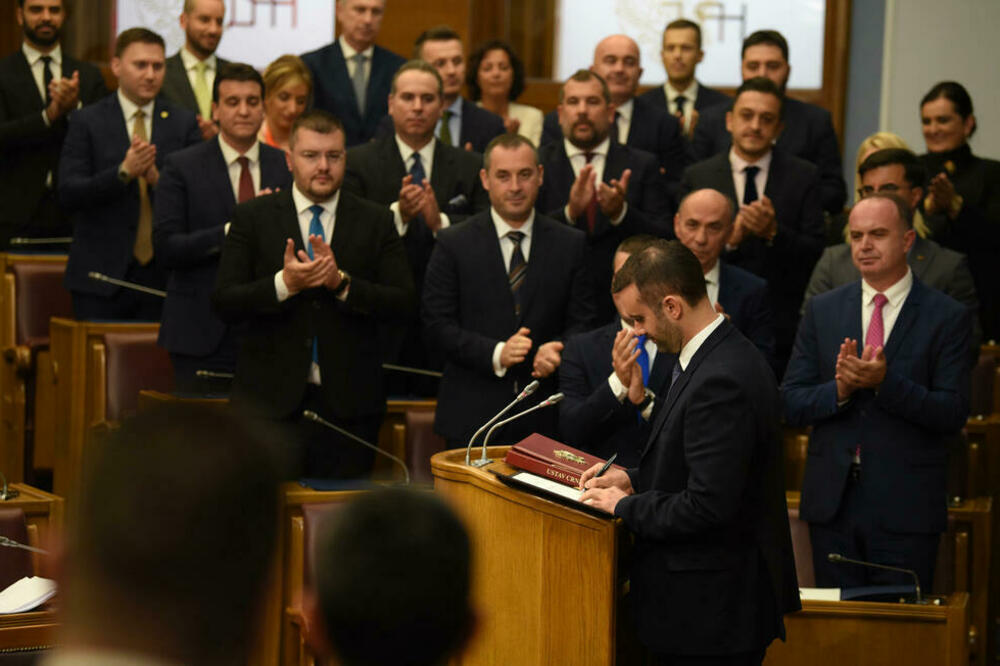 Spajić polaže zakletvu u parlamentu, Foto: Boris Pejovic