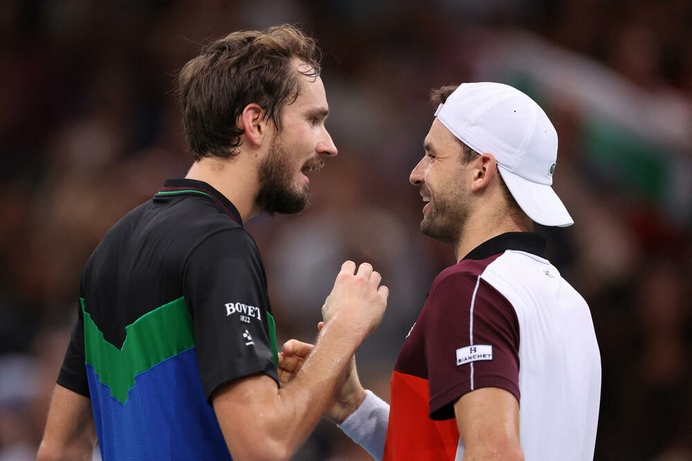 Medvedev je ljutnju teško sakrivao i prilikom prijteljskog pozdrava Bugarina, Foto: REUTERS