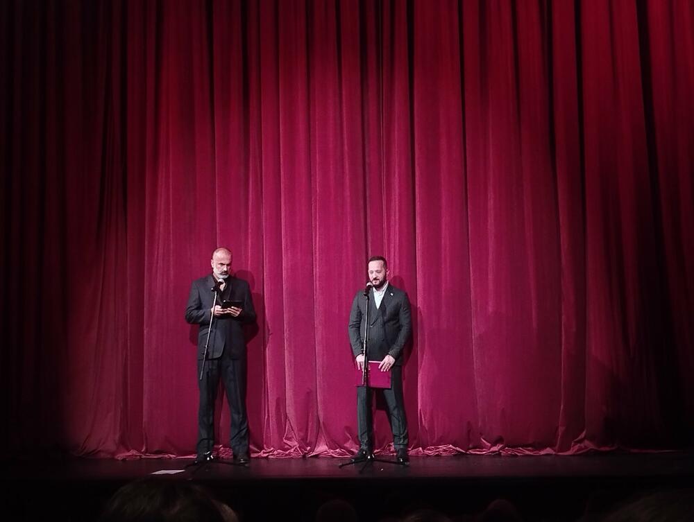 Subotić prilikom obraćanja publici (desno)