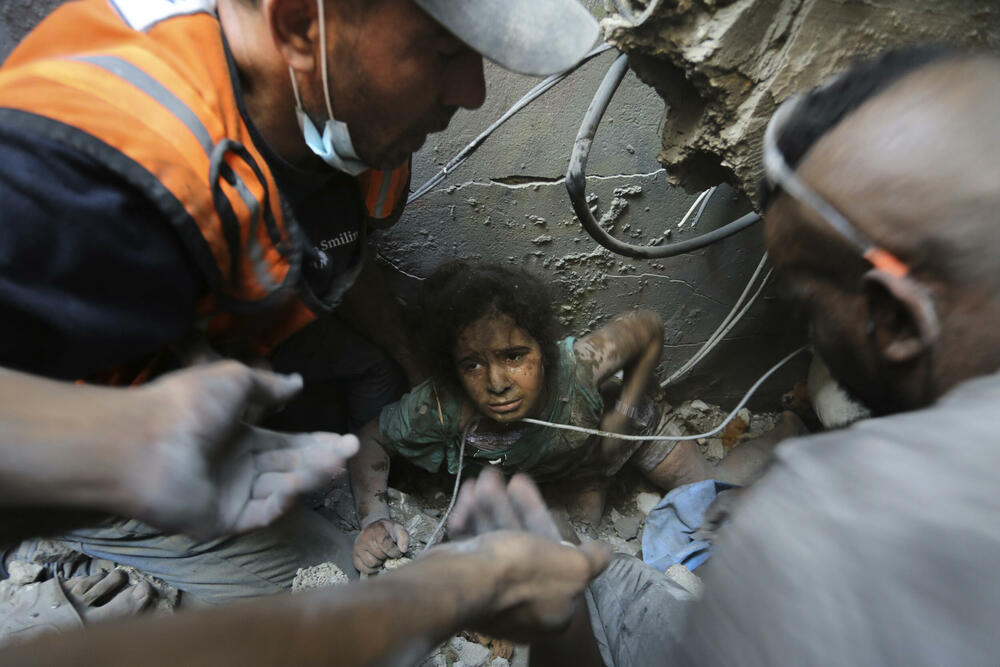 Spasioci pokušavaju da izvuku djevojčicu iz ruševina u naselju Džabalija