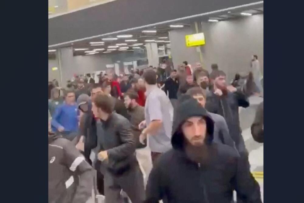 Izgrednici u aerodromsku zgradu u mahačkali nakon što je sletio avion iz Tel Aviva, Foto: Reuters