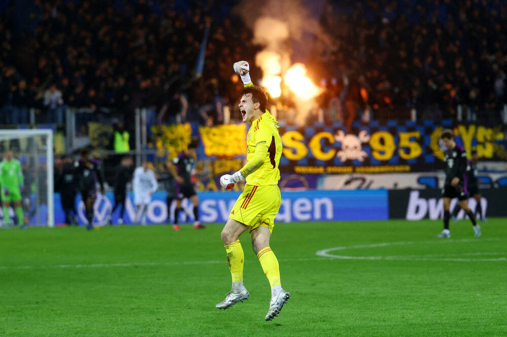 Golman Sarbrikena Tim Šrajber slavi trijumf na Bajernom, Foto: Reuters
