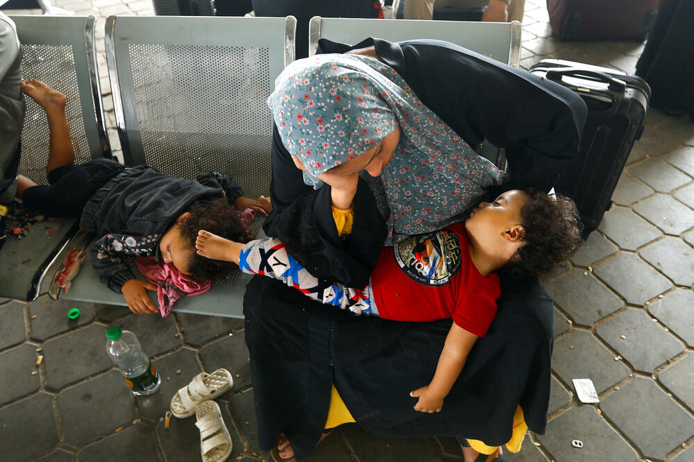 Palestinka sa djecom čeka na graničnom prelazu Rafa sa Egiptom, Foto: Rojters