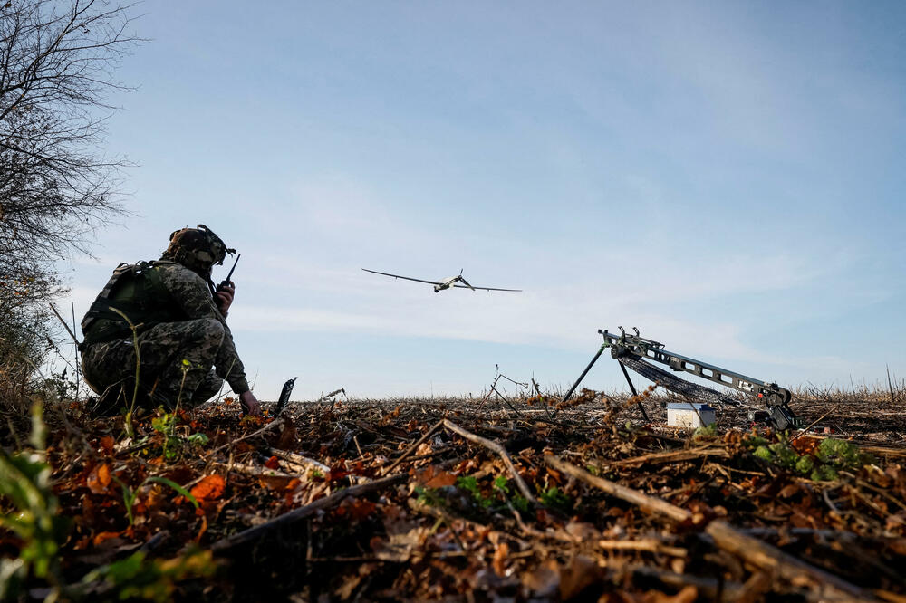 Posada upravlja dronom “ajkula” u Harkovskoj oblasti, Foto: Rojters