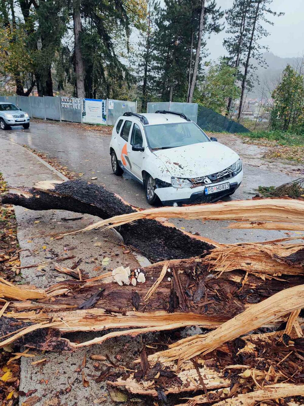 <p>Crveni meteoalarm izdat je za danas za područje cijele države zbog vremenskih prilika</p>