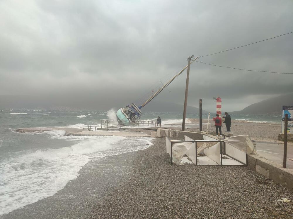 <p>Crveni meteoalarm izdat je za danas za područje cijele države zbog vremenskih prilika</p>