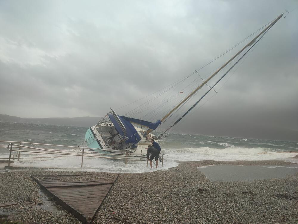 <p>Crveni meteoalarm izdat je za danas za područje cijele države zbog vremenskih prilika</p>