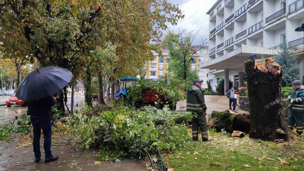 <p>Crveni meteoalarm izdat je za danas za područje cijele države zbog vremenskih prilika</p>