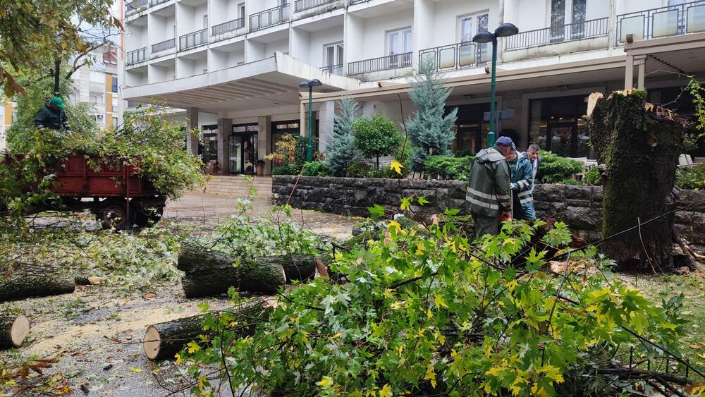 <p>Crveni meteoalarm izdat je za danas za područje cijele države zbog vremenskih prilika</p>