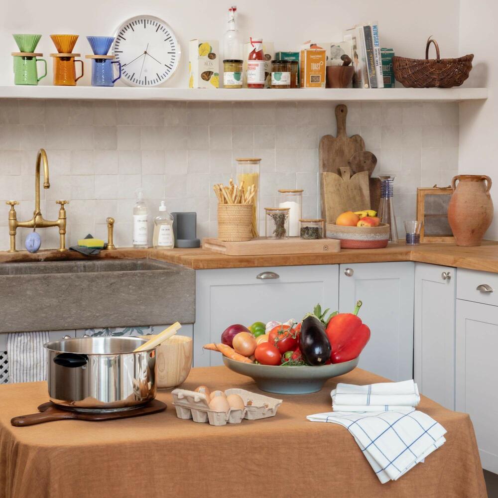 <p>Habitat je priča o susretu kreativnosti dizajnera sa znanjem i vještinom majstora zanatlija.</p>