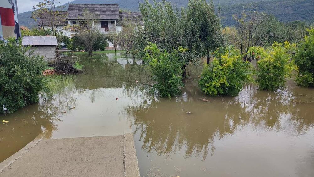 <p>Crveni meteoalarm izdat je za danas za područje cijele države zbog vremenskih prilika</p>