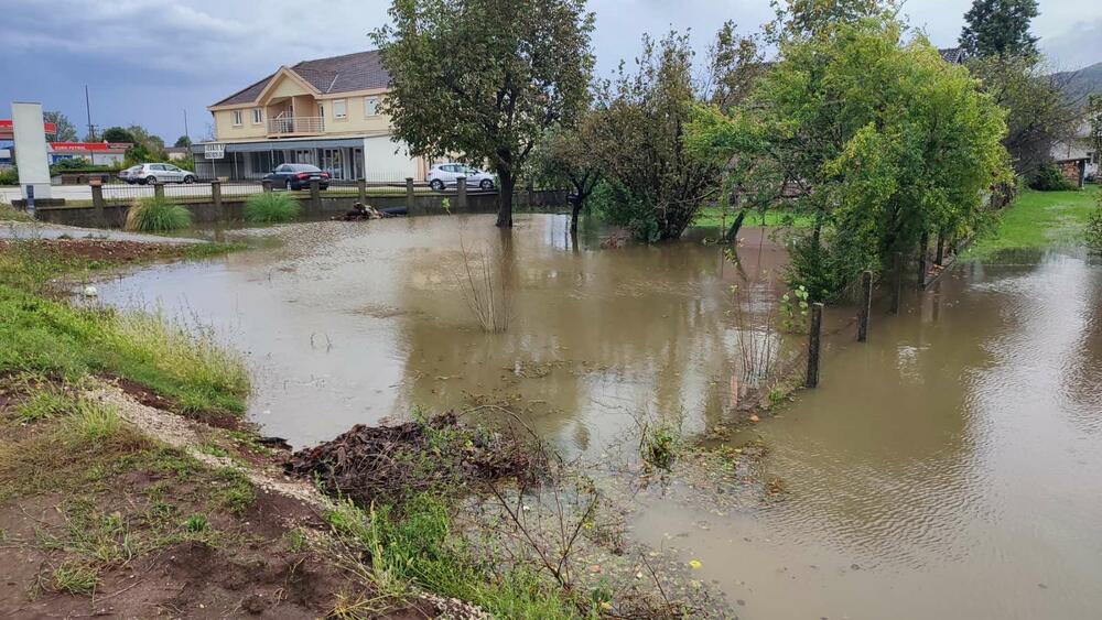 <p>Crveni meteoalarm izdat je za danas za područje cijele države zbog vremenskih prilika</p>