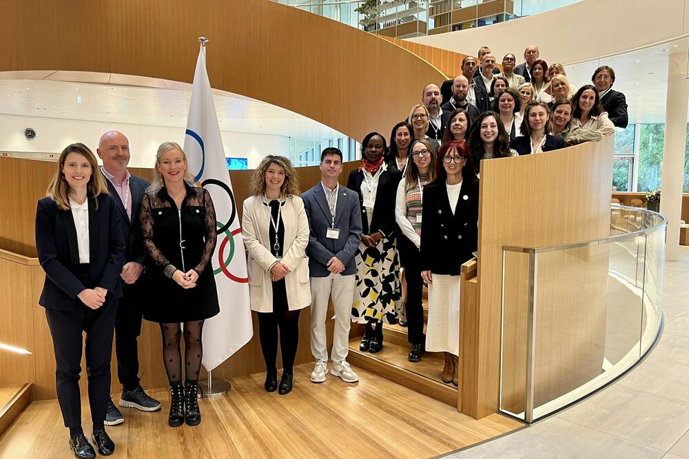Učesnici panela na stepenicama Olimpijske kuće, koji predstavljaju pet olimpijskih krugova, Foto: twitter.com/CoE_Sports