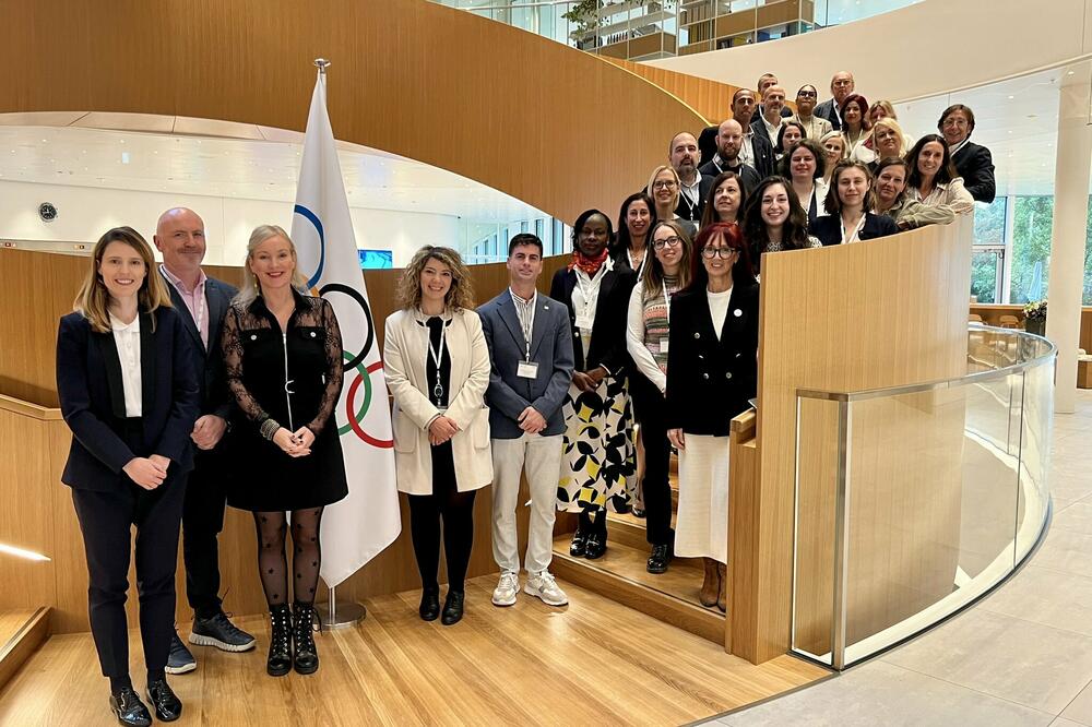 Učesnici panela na stepenicama Olimpijske kuće, koji predstavljaju pet olimpijskih krugova, Foto: twitter.com/CoE_Sports