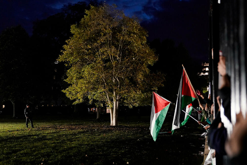 <p>Hiljade demonstranata marširalo je ulicama Vašingtona mašući palestinskim zastavama, a neki su skandirali: „Bajdene, Bajdene ne možeš da se sakriješ, pristao si na genocid“</p>