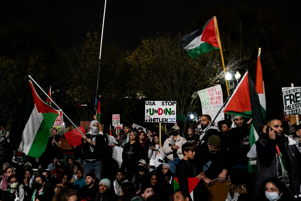 <p>Hiljade demonstranata marširalo je ulicama Vašingtona mašući palestinskim zastavama, a neki su skandirali: „Bajdene, Bajdene ne možeš da se sakriješ, pristao si na genocid“</p>
