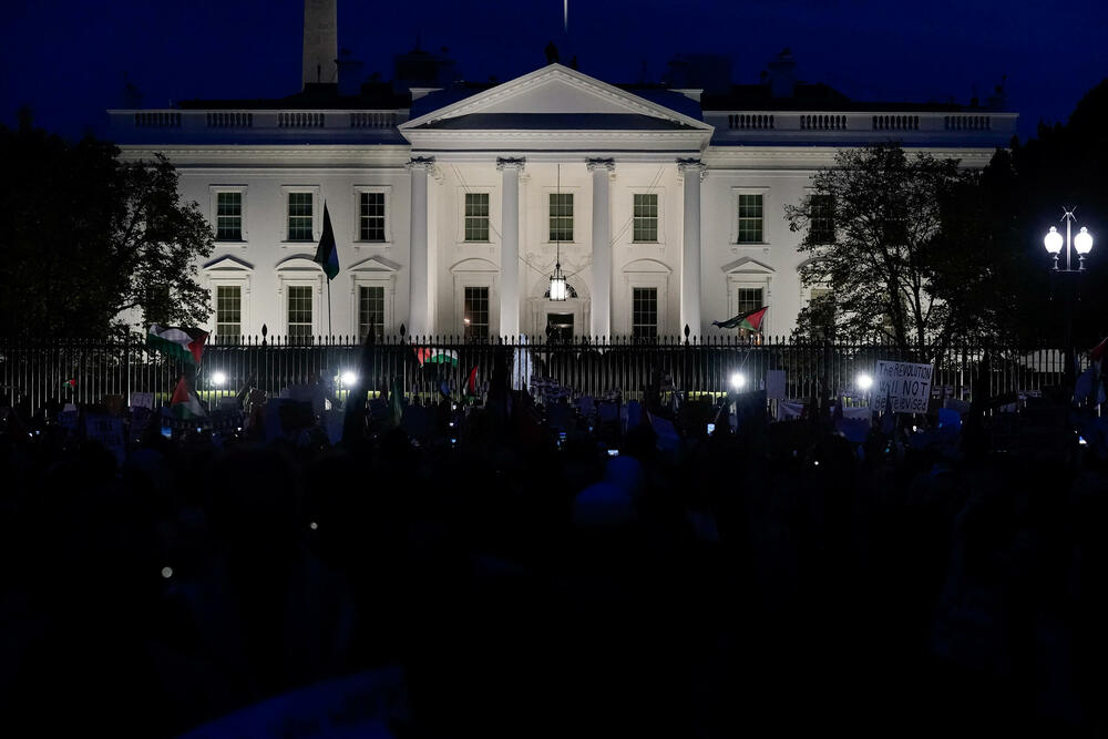 <p>Hiljade demonstranata marširalo je ulicama Vašingtona mašući palestinskim zastavama, a neki su skandirali: „Bajdene, Bajdene ne možeš da se sakriješ, pristao si na genocid“</p>