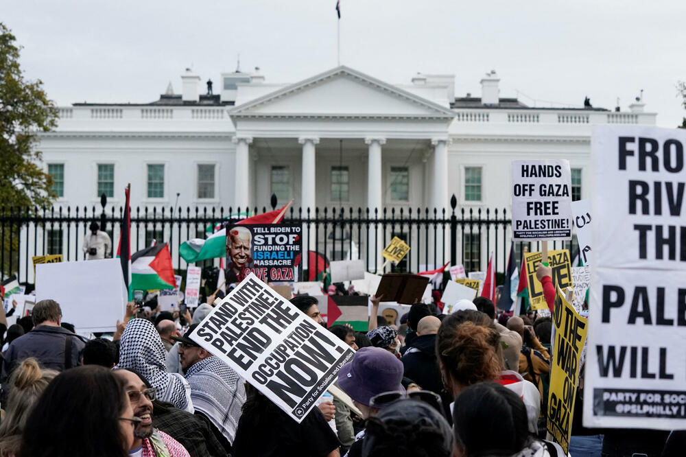 <p>Hiljade demonstranata marširalo je ulicama Vašingtona mašući palestinskim zastavama, a neki su skandirali: „Bajdene, Bajdene ne možeš da se sakriješ, pristao si na genocid“</p>