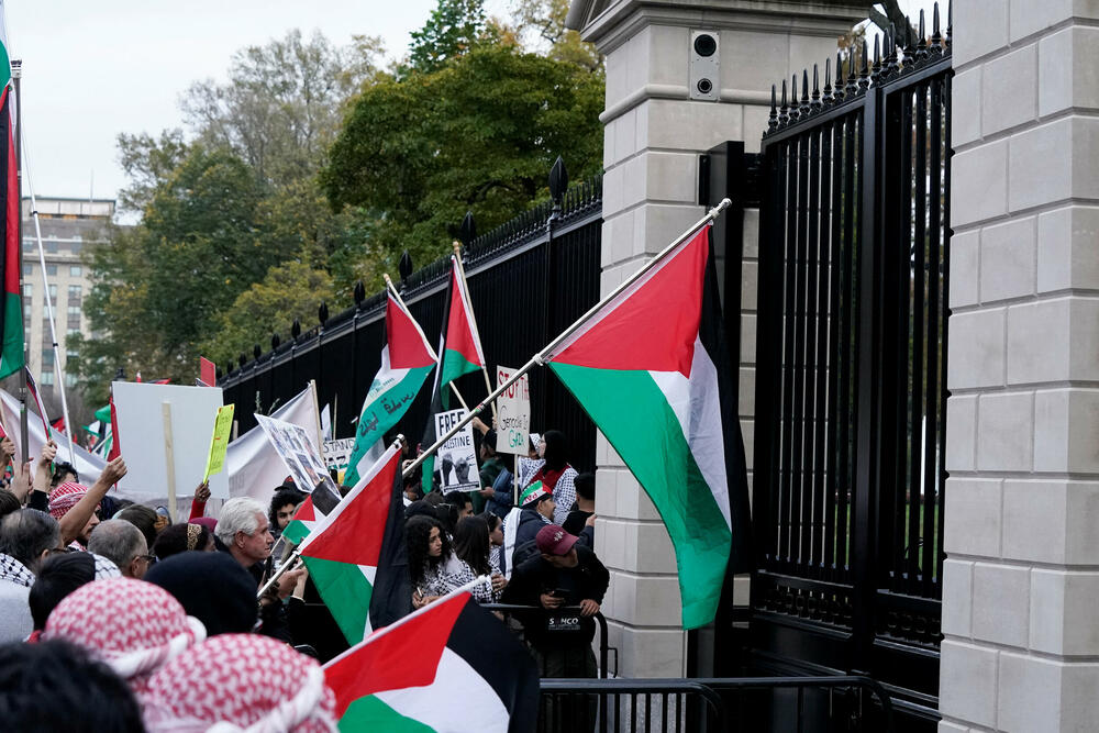 <p>Hiljade demonstranata marširalo je ulicama Vašingtona mašući palestinskim zastavama, a neki su skandirali: „Bajdene, Bajdene ne možeš da se sakriješ, pristao si na genocid“</p>