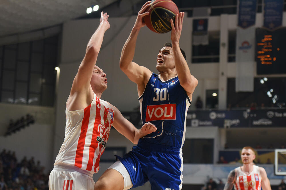 Srcem na favorita: Petar Popović u duelu sa Dejanom Davidovcem, Foto: KK Budućnost Voli