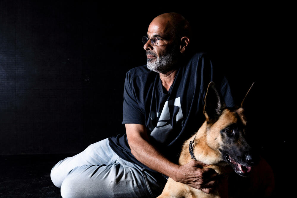 Gal Koen, jedan od preživelih u napadu na kibuc Beri, sa psom 