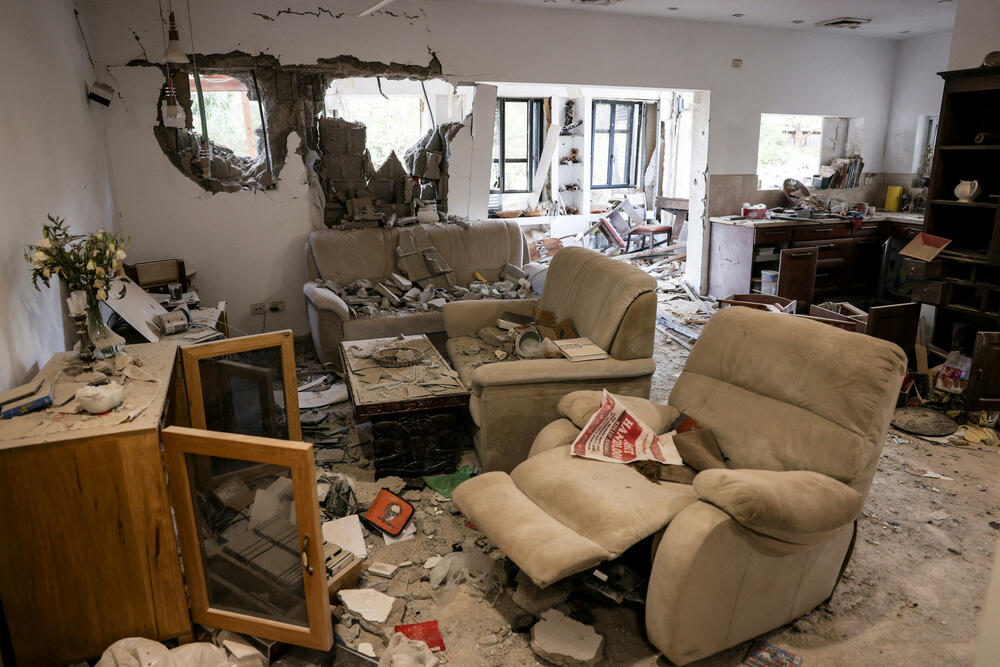 Uništena dnevna soba u jednoj od kuća u kibucu Beri 