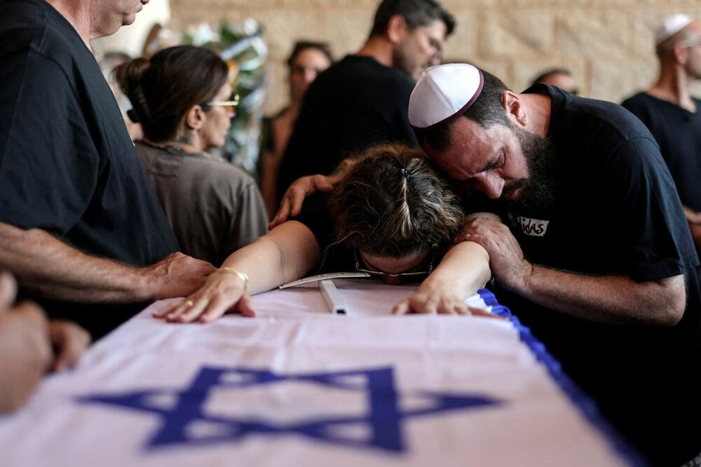 Članovi porodice Koen oplakuju članove ubijene u kibucu Beri, Foto: Reuters
