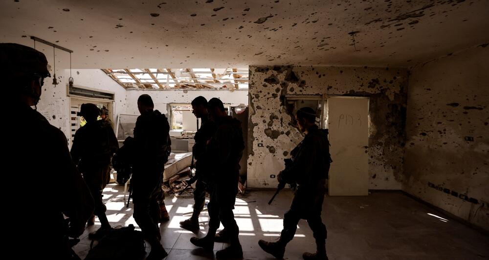 Izraelski vojnici patroliraju kroz ruševine u kibucu Beri