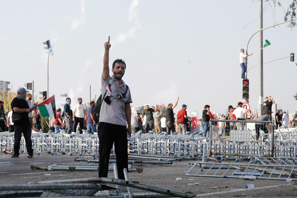 <p>Demonstracije ispred vazduhoplovne baze Indžirlik, na jugoistoku zemlje, organizovala je turska nevladina organizacija Fondacija za humanitarnu pomoć</p>