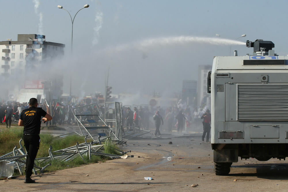 <p>Demonstracije ispred vazduhoplovne baze Indžirlik, na jugoistoku zemlje, organizovala je turska nevladina organizacija Fondacija za humanitarnu pomoć</p>