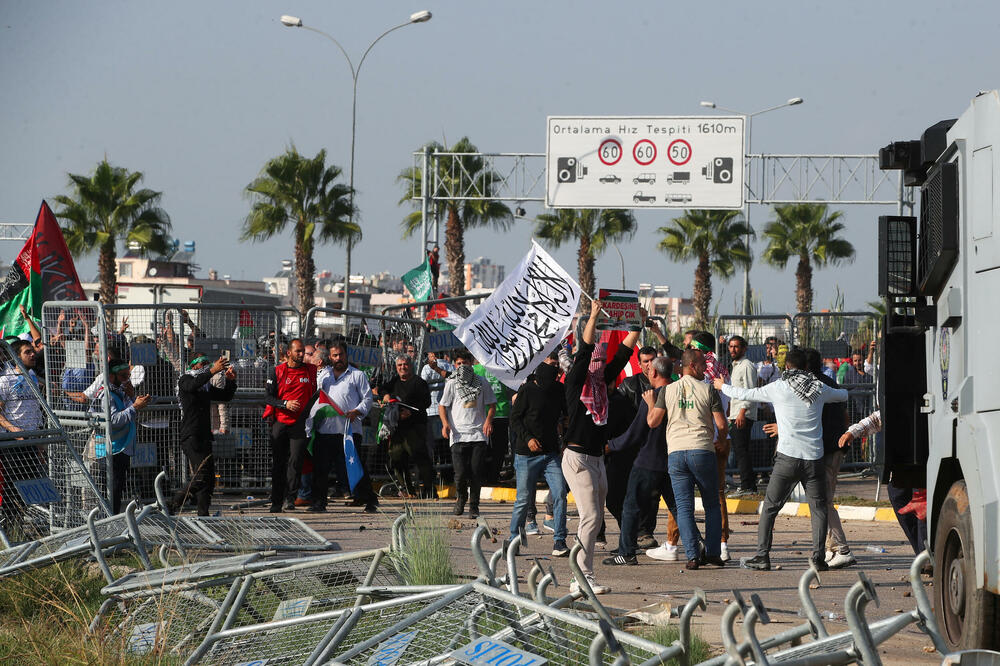<p>Demonstracije ispred vazduhoplovne baze Indžirlik, na jugoistoku zemlje, organizovala je turska nevladina organizacija Fondacija za humanitarnu pomoć</p>