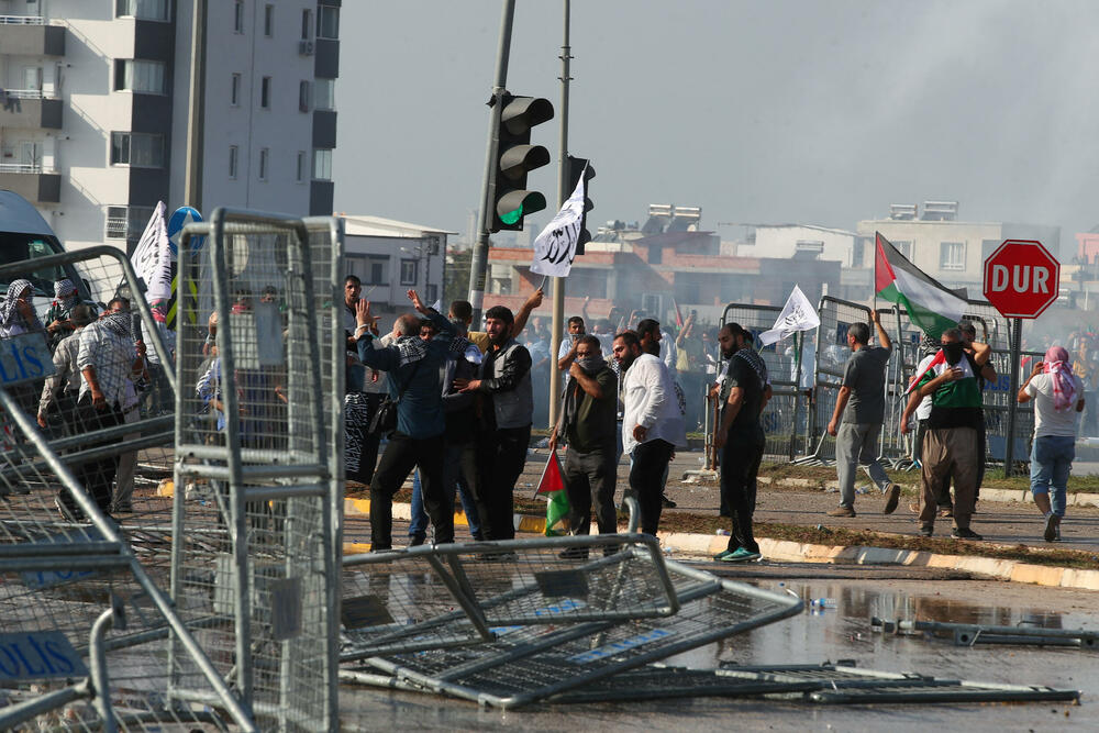 <p>Demonstracije ispred vazduhoplovne baze Indžirlik, na jugoistoku zemlje, organizovala je turska nevladina organizacija Fondacija za humanitarnu pomoć</p>