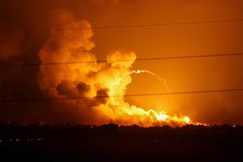 Dim i plamen se dižu tokom izraelskih udara u pojasu Gaze, gledano sa izraelske strane granice sa Gazom, Foto: Reuters