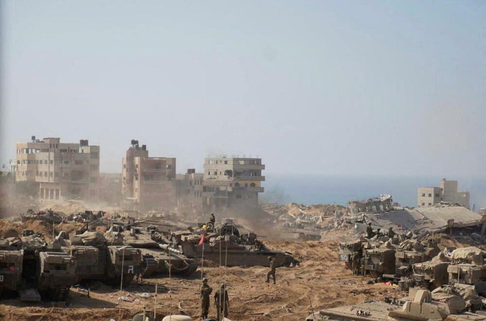 Izraelski vojnici i tenkovi zauzimaju položaj unutar pojasa Gaze, prema Izraelskom odbrambenim snagama (IDF)