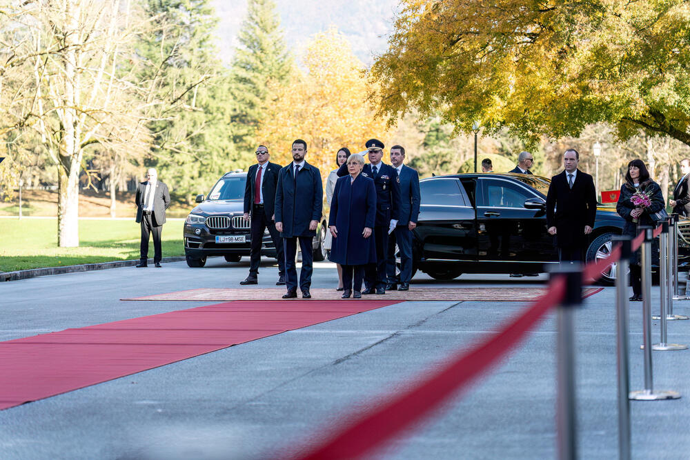 <p>Predsjednik Crne Gore Jakov Milatović u zvaničnoj posjeti Sloveniji, sastao se sa predsjednicom Natašom Pirc Musar</p>