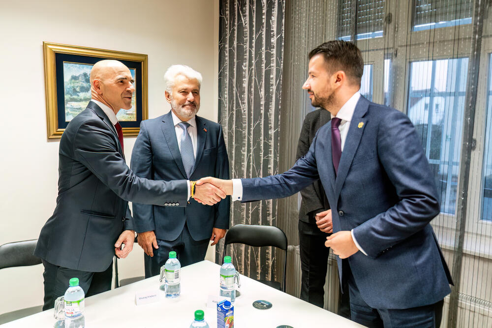 <p>Milatović je poručio da su uspješni studenti najbolji ambasadori Crne Gore u inostranstvu i istakao da su njegov cilj reforme koje će uvesti državu što prije u Evropsku uniju (EU)</p>