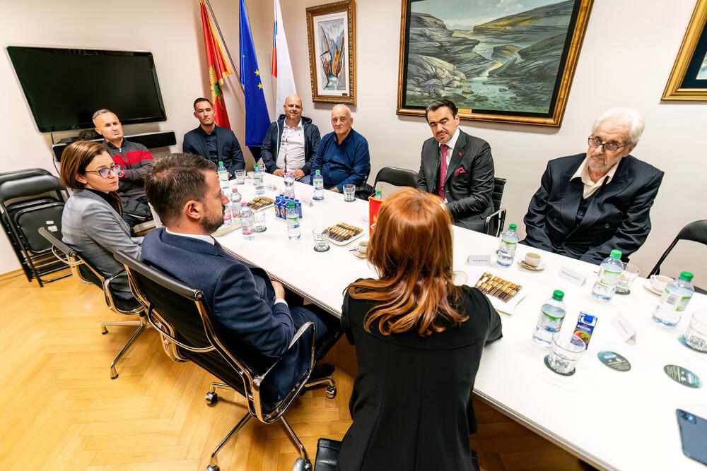 <p>Milatović je poručio da su uspješni studenti najbolji ambasadori Crne Gore u inostranstvu i istakao da su njegov cilj reforme koje će uvesti državu što prije u Evropsku uniju (EU)</p>
