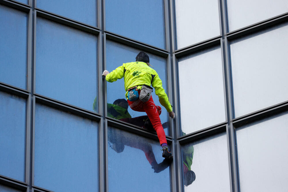 Rober se penje uz kulu, Foto: Reuters