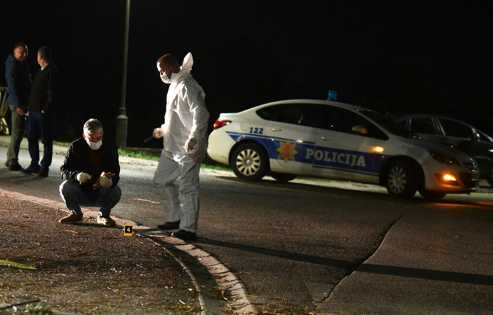 <p>Savović i Galić pogođeni su projektilima u predjelu nogu i nisu životno ugroženi, rečeno je Vijestima</p>
