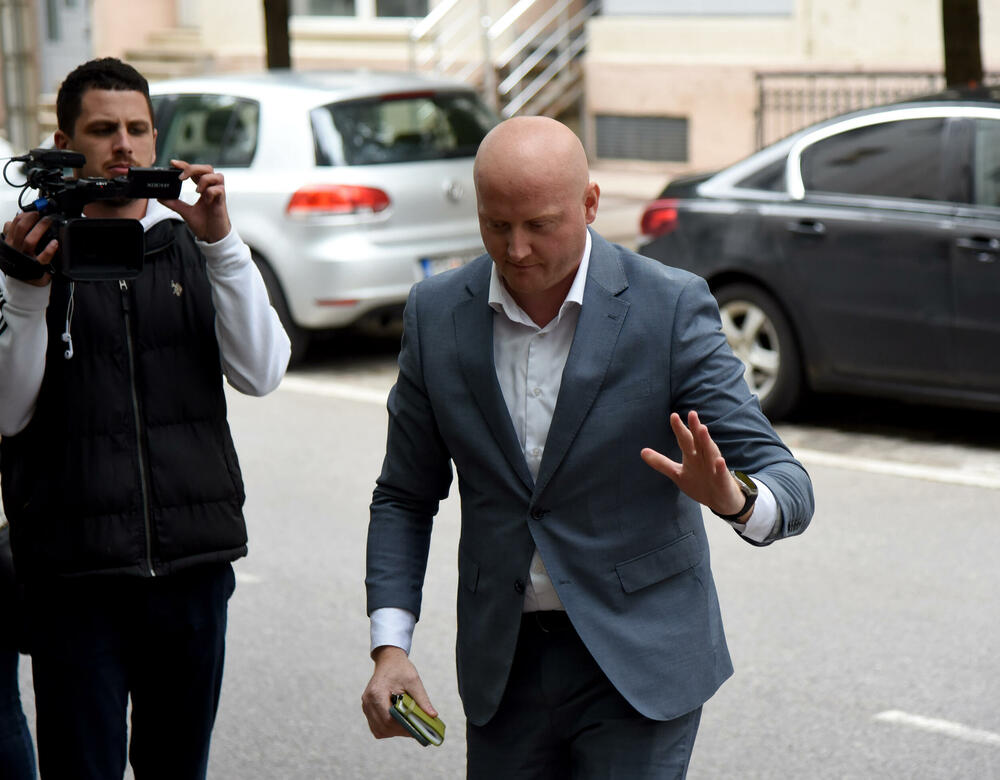 <p>"Ono što je važno je da radimo zajedno i da dođemo do konsenzusa. Nismo ništa konkretno riješili. Da li se dovodi u pitanje datum? Vidjećemo, nije ništa konkretizovano", rekao je Đeka. "Nisam siguran da do 30. novembra možemo da se dogovorimo", kaže Šehović</p>