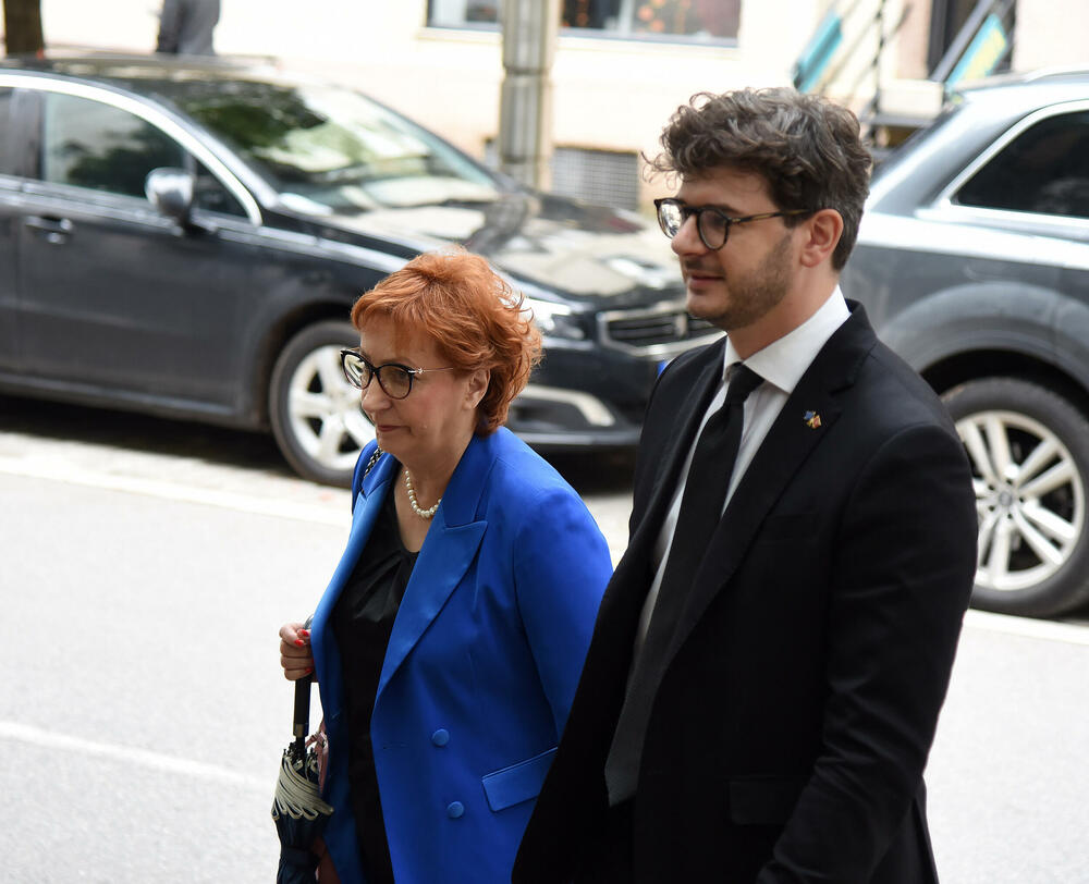 <p>"Ono što je važno je da radimo zajedno i da dođemo do konsenzusa. Nismo ništa konkretno riješili. Da li se dovodi u pitanje datum? Vidjećemo, nije ništa konkretizovano", rekao je Đeka. "Nisam siguran da do 30. novembra možemo da se dogovorimo", kaže Šehović</p>