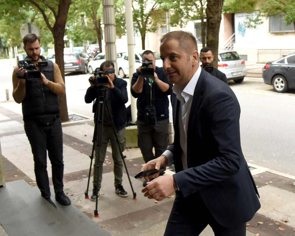 <p>"Ono što je važno je da radimo zajedno i da dođemo do konsenzusa. Nismo ništa konkretno riješili. Da li se dovodi u pitanje datum? Vidjećemo, nije ništa konkretizovano", rekao je Đeka. "Nisam siguran da do 30. novembra možemo da se dogovorimo", kaže Šehović</p>