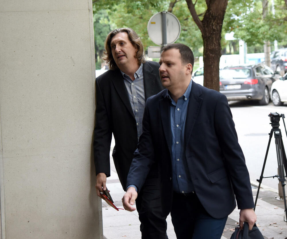 <p>"Ono što je važno je da radimo zajedno i da dođemo do konsenzusa. Nismo ništa konkretno riješili. Da li se dovodi u pitanje datum? Vidjećemo, nije ništa konkretizovano", rekao je Đeka. "Nisam siguran da do 30. novembra možemo da se dogovorimo", kaže Šehović</p>