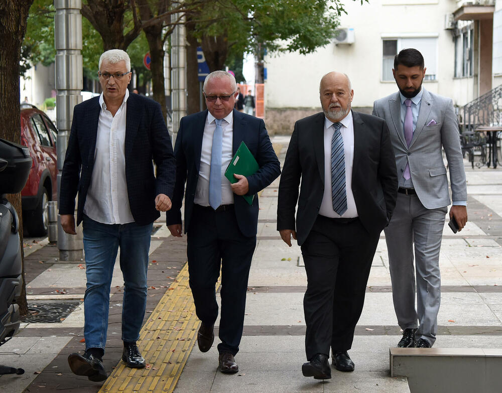 <p>"Ono što je važno je da radimo zajedno i da dođemo do konsenzusa. Nismo ništa konkretno riješili. Da li se dovodi u pitanje datum? Vidjećemo, nije ništa konkretizovano", rekao je Đeka. "Nisam siguran da do 30. novembra možemo da se dogovorimo", kaže Šehović</p>