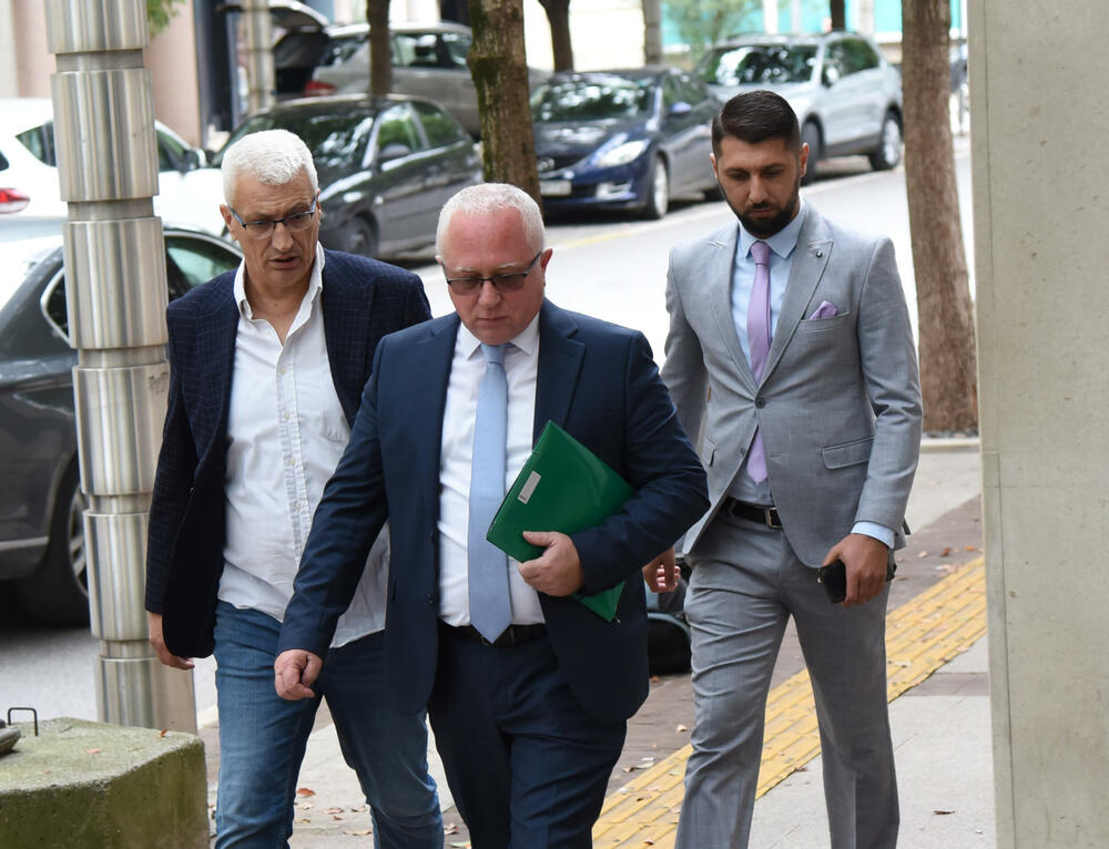 <p>"Ono što je važno je da radimo zajedno i da dođemo do konsenzusa. Nismo ništa konkretno riješili. Da li se dovodi u pitanje datum? Vidjećemo, nije ništa konkretizovano", rekao je Đeka. "Nisam siguran da do 30. novembra možemo da se dogovorimo", kaže Šehović</p>