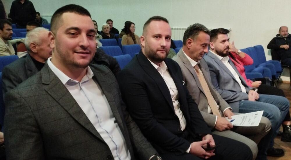 Miodrag Bulatović (prvi slijeva)