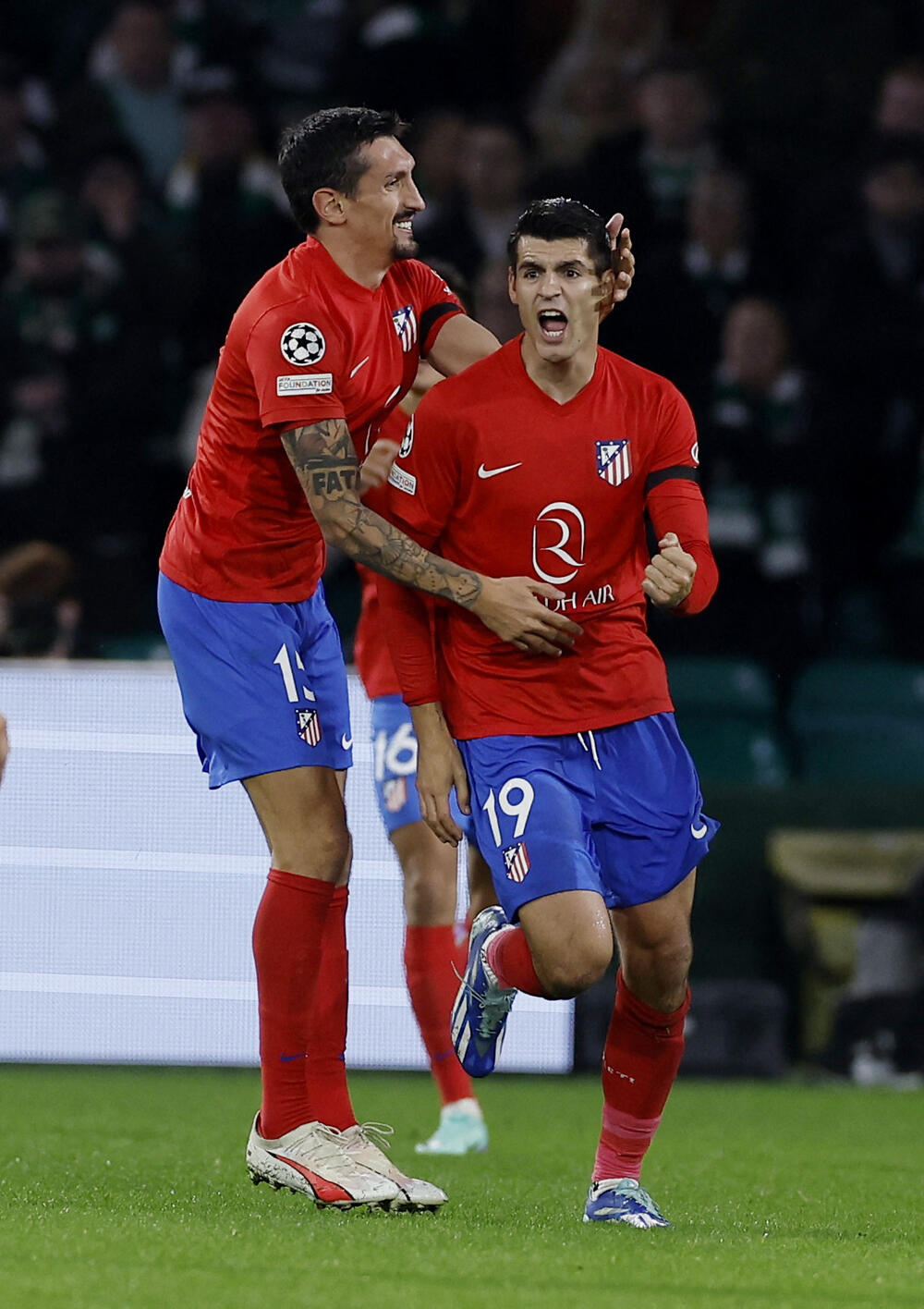 Naš Stefan Savić i Alvaro Morata tokom prvog duela sa Seltikom