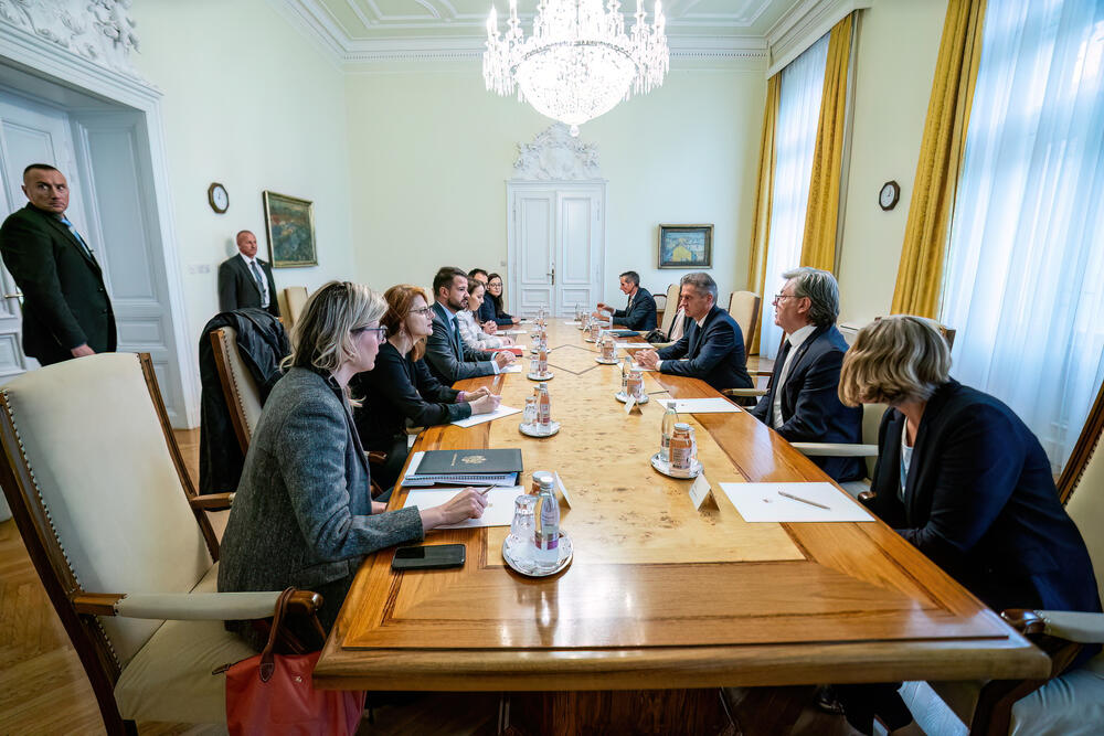 <p>"Teme razgovora bile su unapređenje bilateralne saradnje između dvije države, snažnija podrška Slovenije ubrzanju evropskog puta Crne Gore i jačanje ekonomske saradnje"</p>