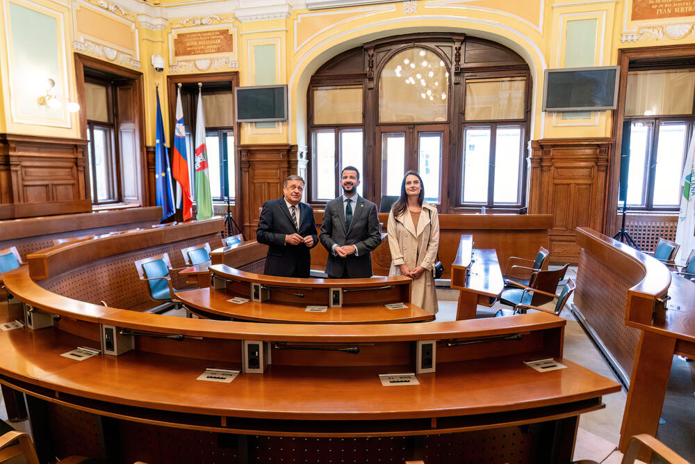 <p>"Teme razgovora bile su unapređenje bilateralne saradnje između dvije države, snažnija podrška Slovenije ubrzanju evropskog puta Crne Gore i jačanje ekonomske saradnje"</p>