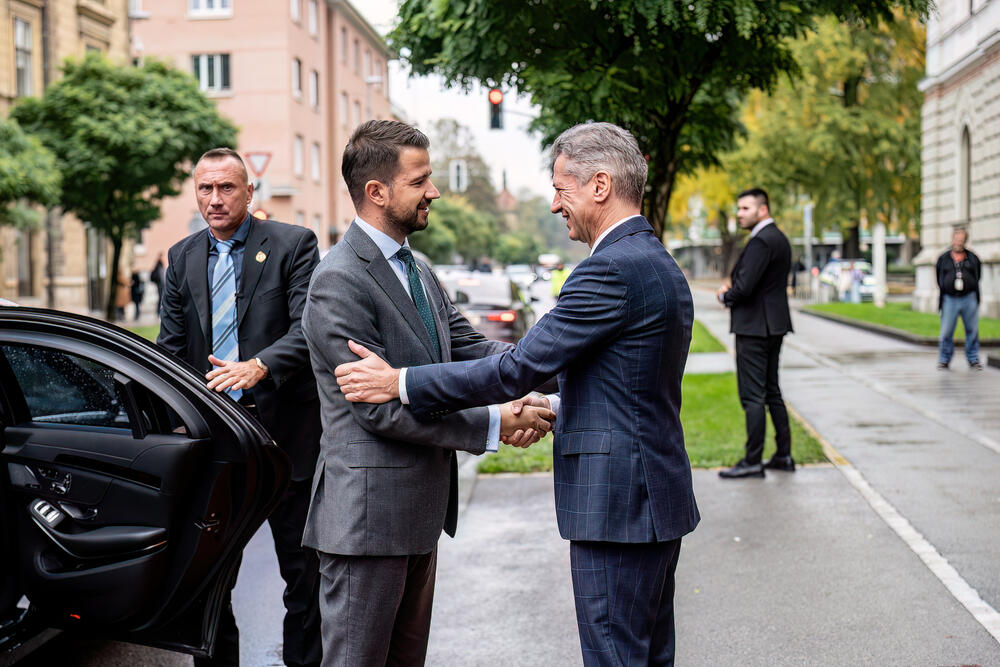 <p>"Teme razgovora bile su unapređenje bilateralne saradnje između dvije države, snažnija podrška Slovenije ubrzanju evropskog puta Crne Gore i jačanje ekonomske saradnje"</p>